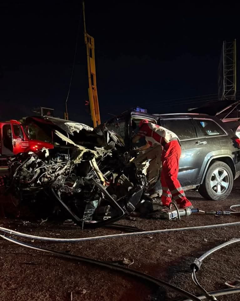 Conductor de una camioneta muere al chocar contra la base de un semáforo