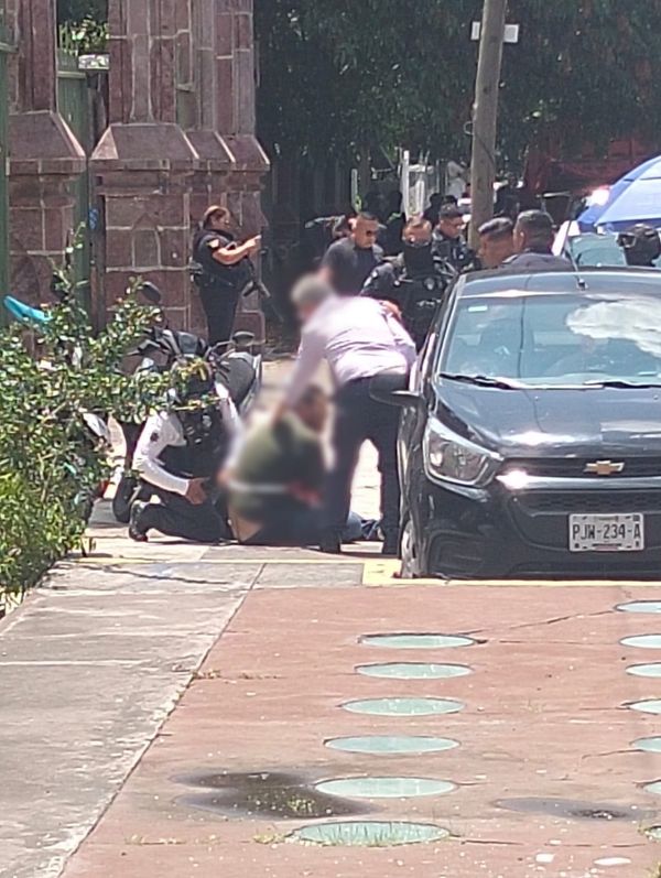 Taquero es atacado a balazos frente a su hijo a un costado de Santiario Guadalupano en Zamora