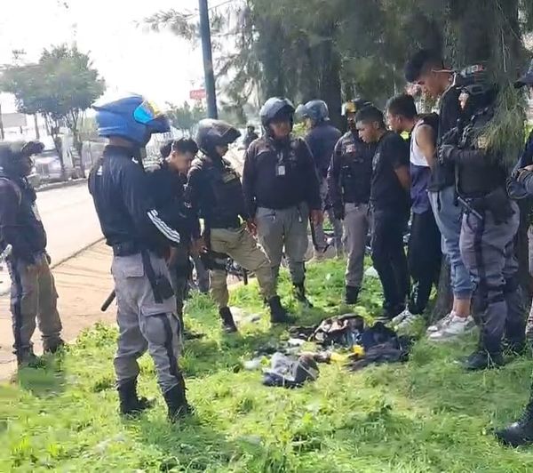 Elemento del Grupo Tigre capturan a tres sujetos que habían asaltado a jóvenes en el deportivo Bicentenario en Morelia