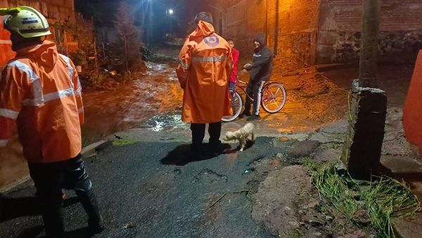 Tromba afecta a viviendas en Ecuandureo, se desbordó el arroyo