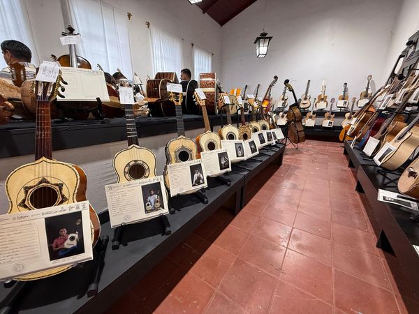Inicia venta de guitarras y juguete tradicional en Feria de Paracho