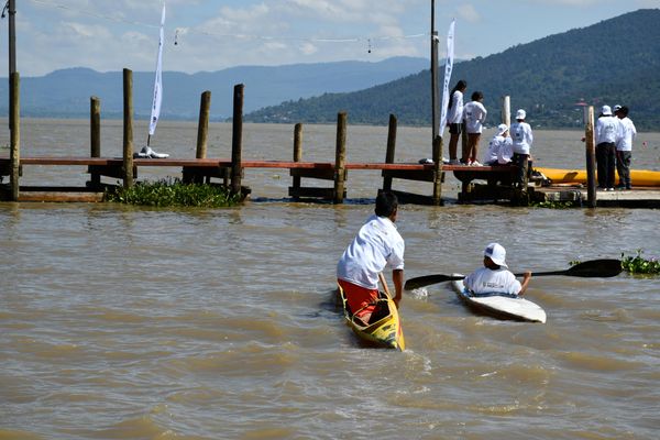 Reman por la paz en torneo de canotaje en la isla de Janitzio