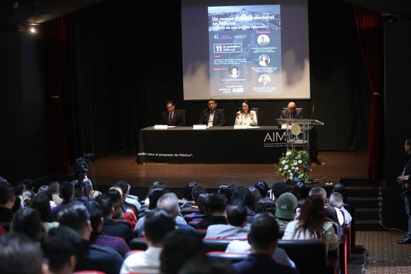Analizan en Michoacán un nuevo modelo electoral
y los retos de una próxima reforma