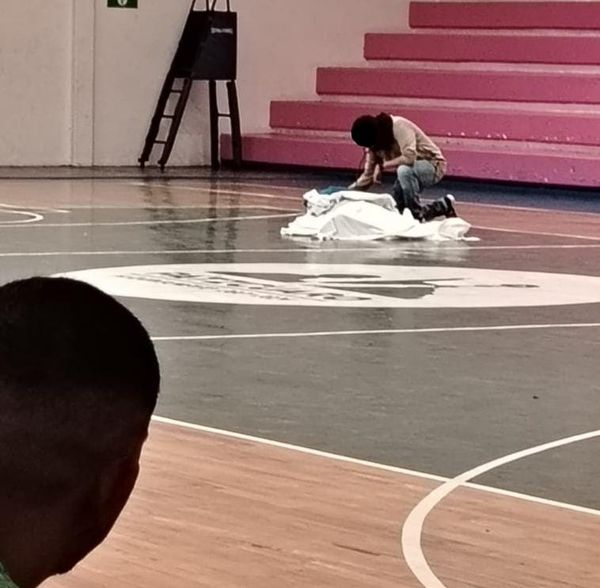 Jugando basquetbol, una persona perdió la vida en Pátzcuaro