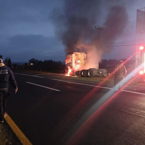 Se incendia camión en la carretera Morelia - Pátzcuaro