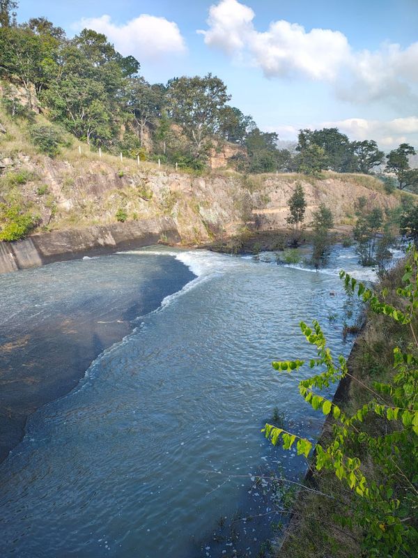 Conagua disminuye desfogue controlado de la presa de Cointzio