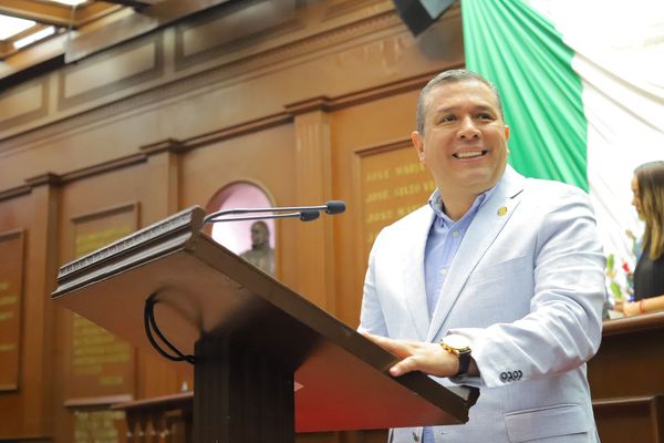 Juan Carlos Barragán presenta iniciativa para que maestras y maestros no sean criminalizados por cumplir su deber