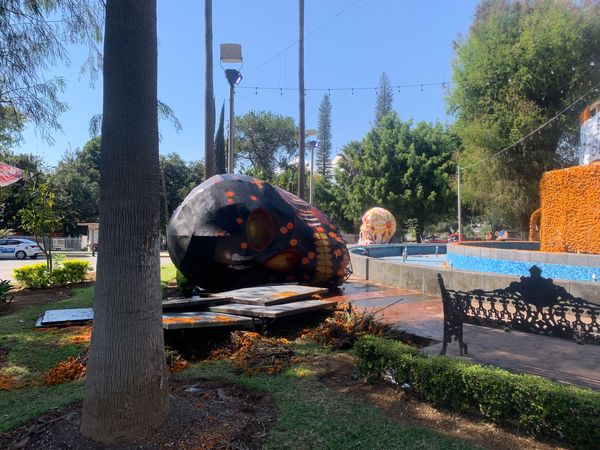 Solitario sujeto prende fuego a parte del altar a los elementos de SSP caídos