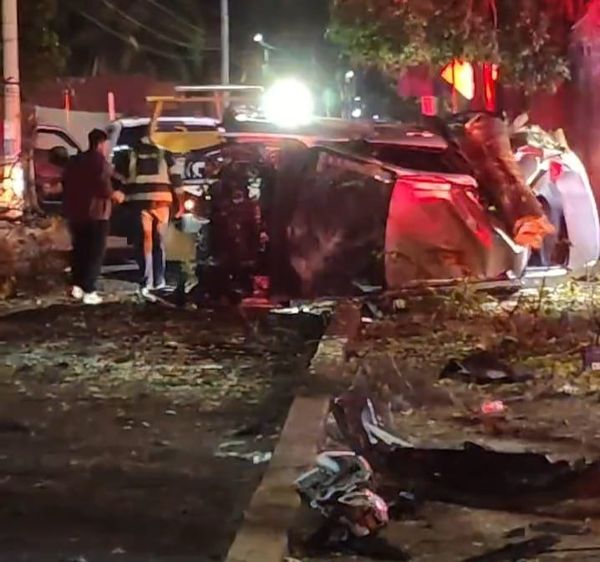 Accidente deja auto destrozado en Camelinas; habría al menos dos lesionados