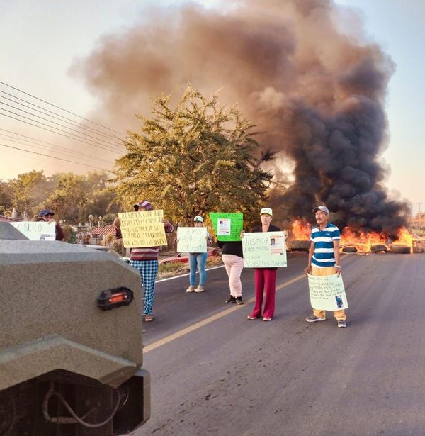 Por desaparecidos, bloquean  carretera en Buenavista