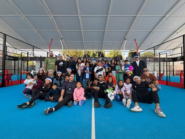 Niñas y niños de casa hogar viven experiencia deportiva en Pádel Box durante posada solidaria