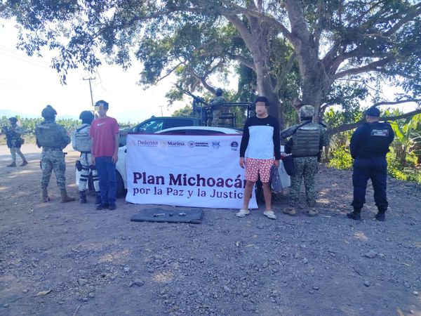 Detienen a dos hombres con arma de fuego en Coahuayana