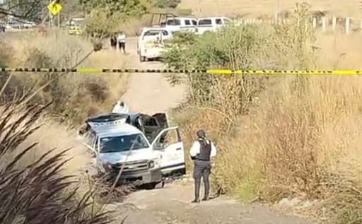 Hallan a tres hombres asesinados dentro de camioneta en la salida a Pátzcuaro