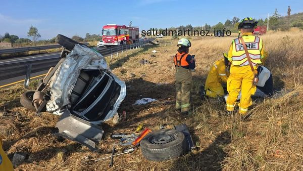 Volcadura en la Morelia–Pátzcuaro deja dos lesionados a la altura de Tiripetío