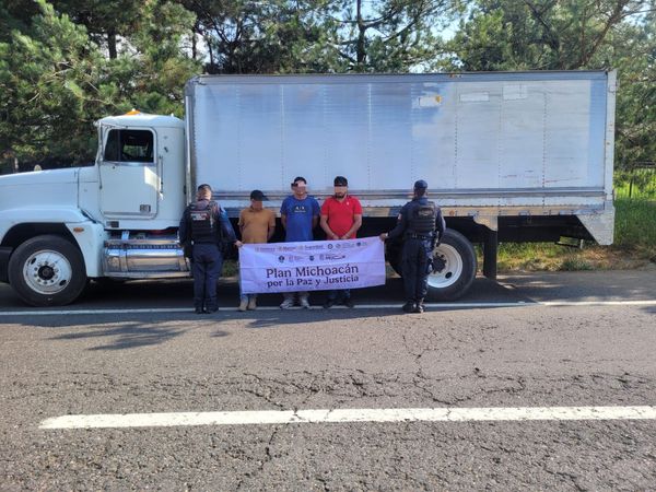 Tres detenidos, intentaron asaltar un camión cargado de aguacate