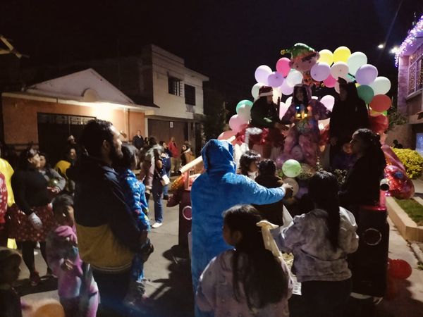Los Reyes Magos, visitaron la colonia Juventino Rosas en Pátzcuaro