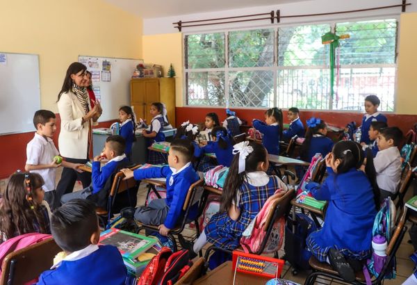 Más 900 alumnos de regreso a clases en Michoacán