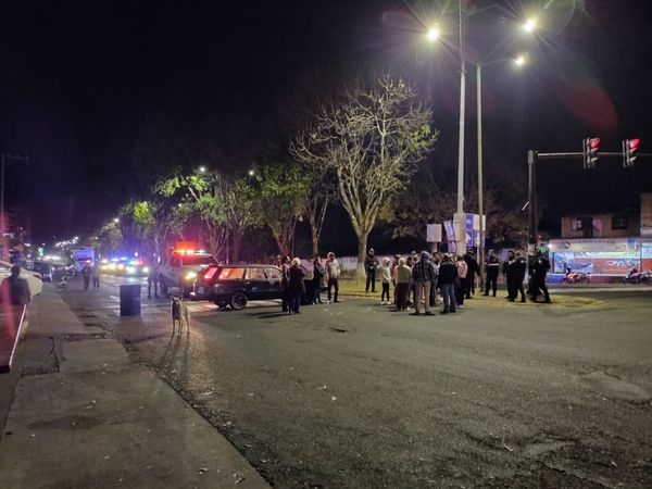 Vecinos de la Eréndira 4, cerraron la vialidad en el Entronque de Pátzcuaro