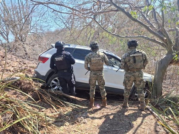 Pistoleros huyen de la Guardia Civil y Marina; dejaron abandonados vehículos, armas, cartuchos y equipo táctico