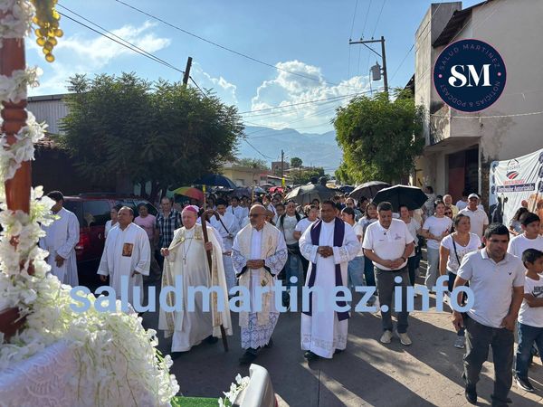 Marchan por la Paz en Aguililla, Michoacán