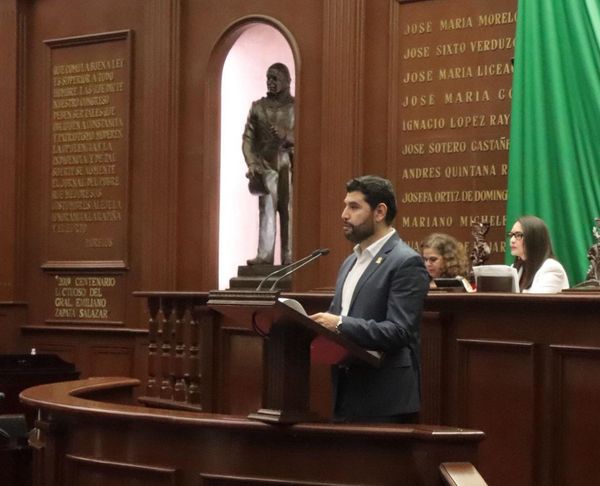 Octavio Ocampo propone proteger los saberes del mezcal michoacano