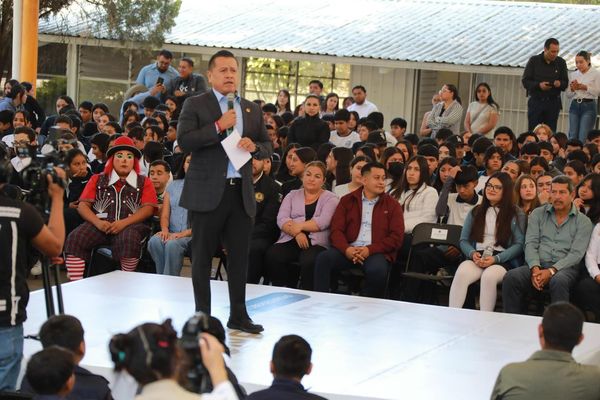 Carlos Torres Piña invita a las y los jóvenes a reconectar con su familia y comunidad en Angamacutiro