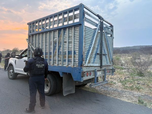 Guardia Civil se enfrenta contra robacarros y recupera camioneta