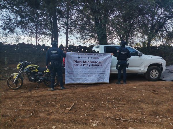 Asegura Guardia Civil camioneta, motocicleta y chalecos tácticos