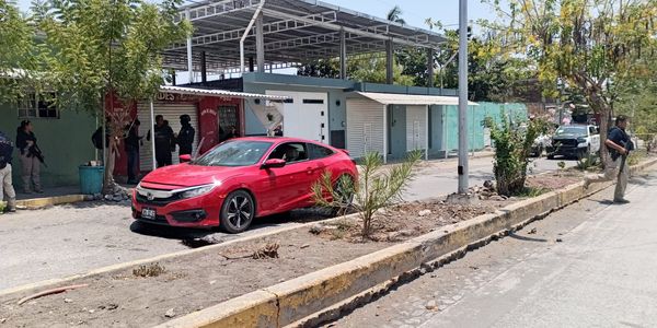 Rafaguean vehículo y abandonan más de 30 casquillos