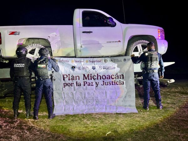 Hallan camioneta baleada y abandonada en Zitácuaro; Guardia Civil la asegura