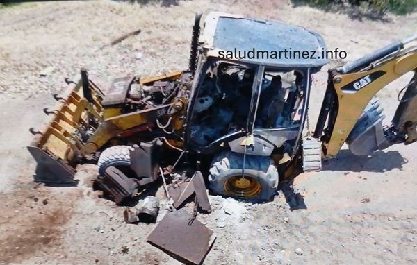 Retroexcavadora salva a operador tras explosión de mina en una brecha en Apatzingán