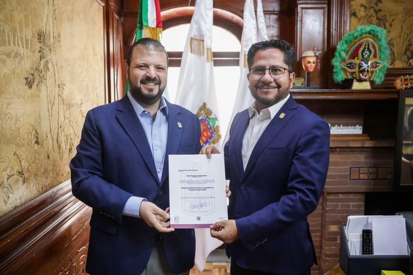 Entrega Raúl Zepeda nombramientos a nuevos subsecretarios de Segob
Pide fortalecer el trabajo institucional