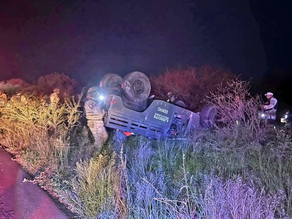 Vuelca unidad del Ejército Mexicano en la rúa Yurécuaro-La Piedad, hubo un muerto y 6 heridos
